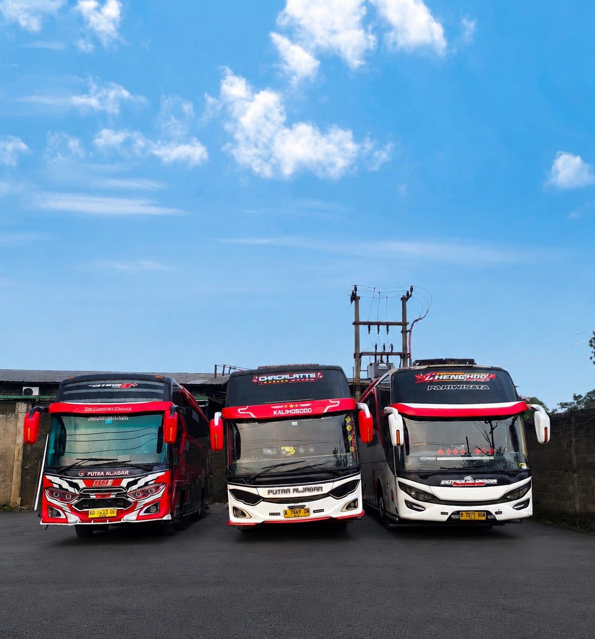 Tiga unit bus pariwisata Putra Al Jabar berjajar