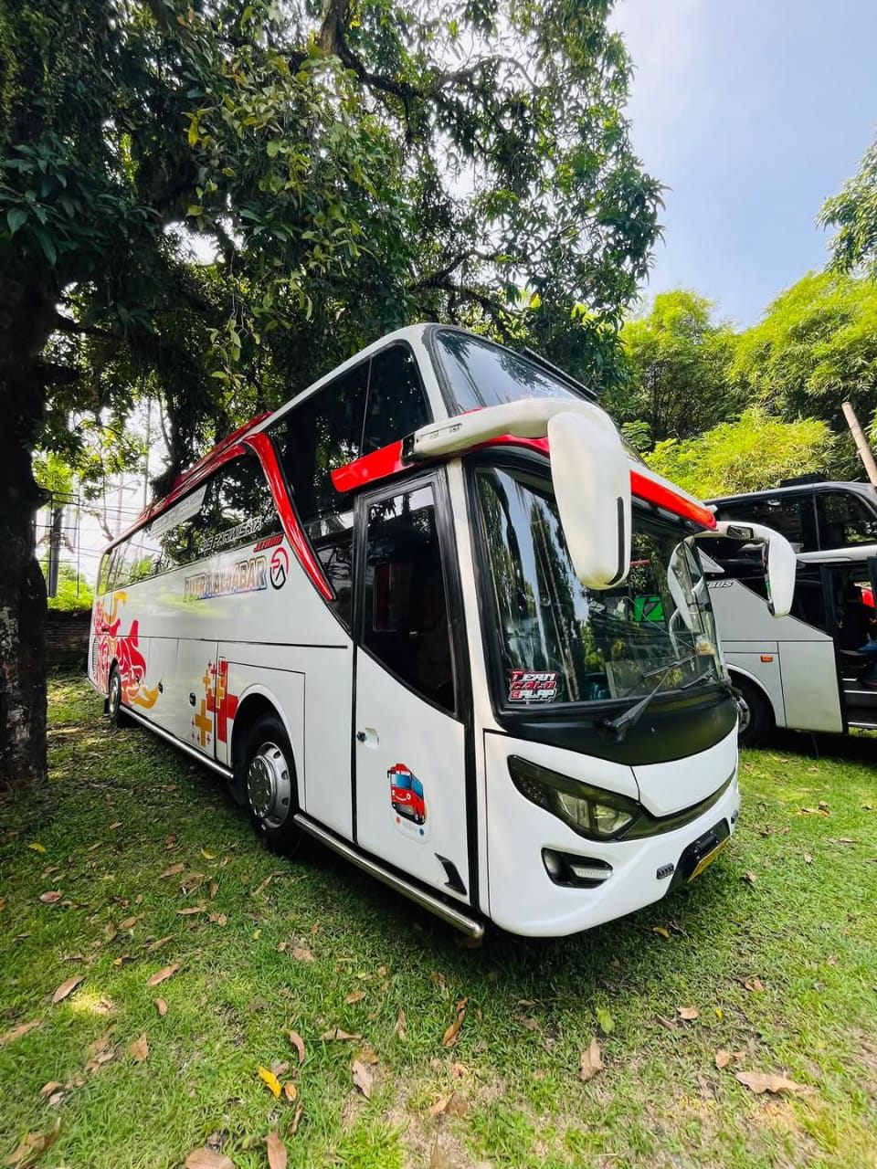 Bus Putra Al Jabar terparkir di area hijau