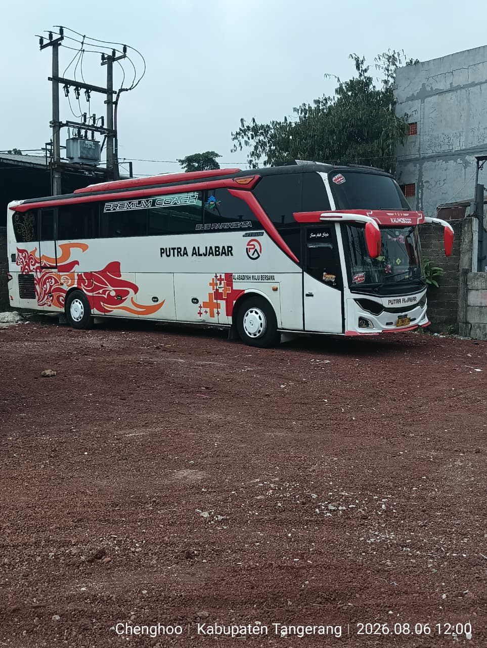 Bus Putra Al Jabar tampak samping