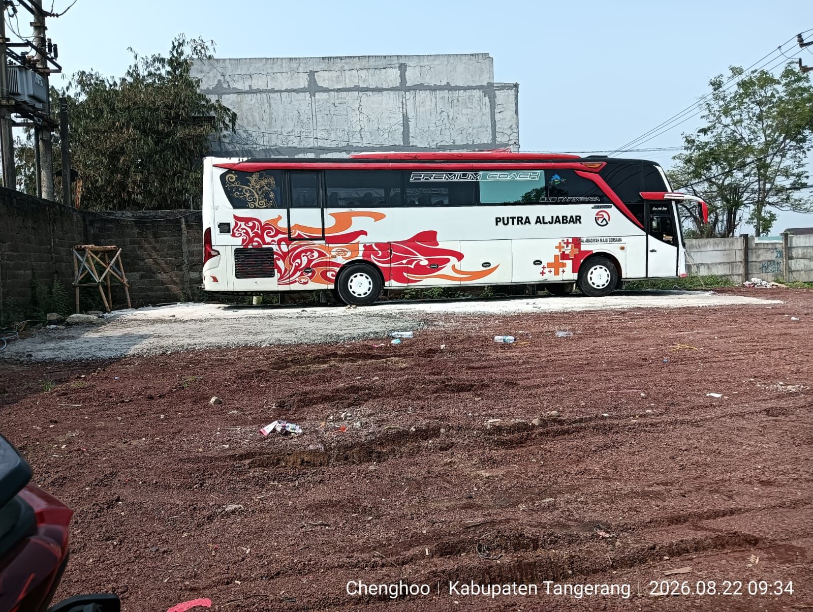 Bus pariwisata Putra Al Jabar tampak samping