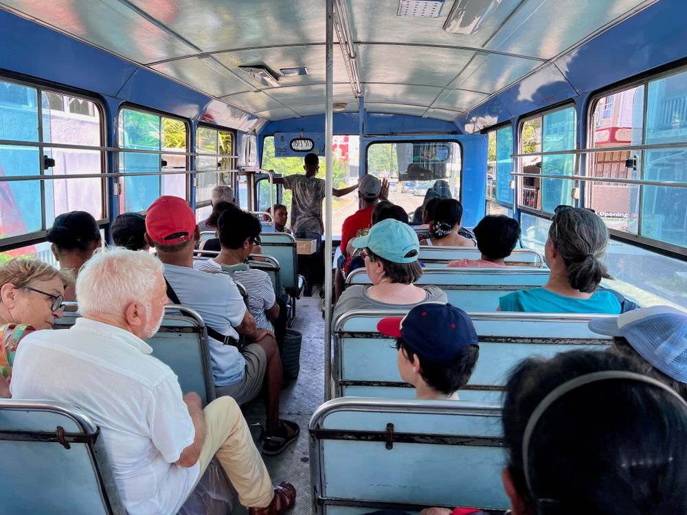 Ilustrasi penumpang menikmati perjalanan di dalam bus