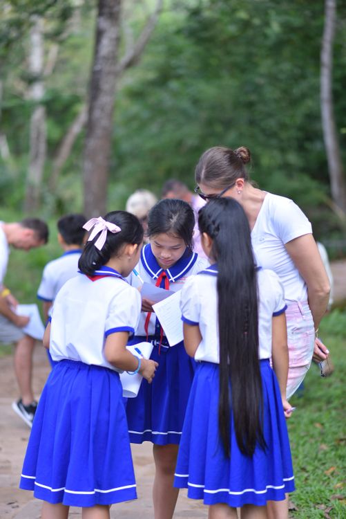 Ilustrasi kegiatan study tour bersama siswa dan pendamping