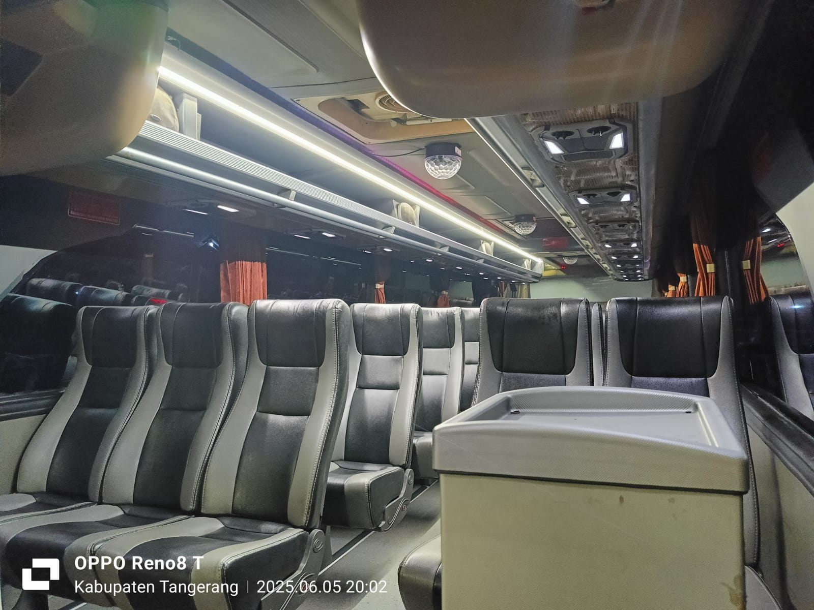 Interior bus Putra Al Jabar dengan kursi hitam dan abu-abu