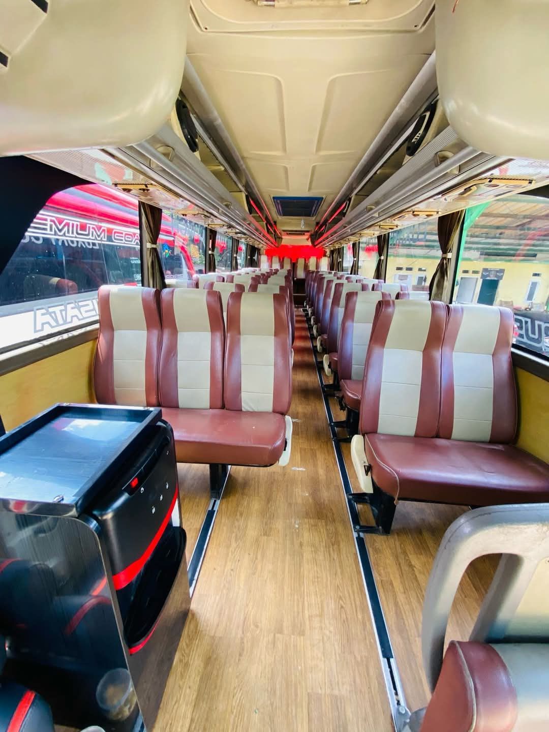 Interior bus Putra Al Jabar dengan kursi cokelat dan krem