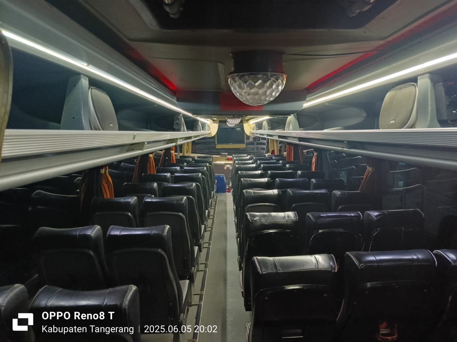 Interior bus Putra Al Jabar dengan kursi hitam